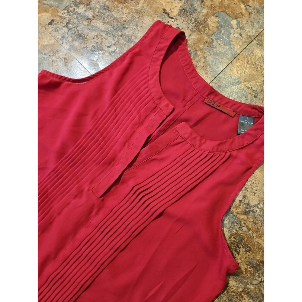 Buckle Red Sleeveless Pintuck Tank Top - Picture 3 of 6